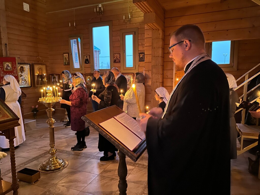 Понедельник первой седмицы Великого поста. Великое повечерие с чтением покаянного канона преподобного Андрея Критского.