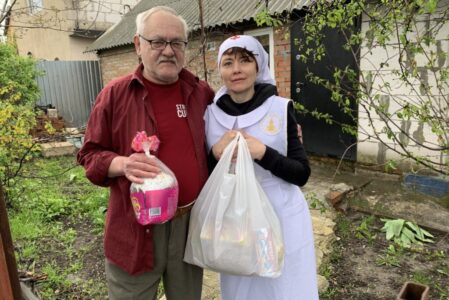 Сестры милосердия Пантелеимоновского храма г. Батайска поздравили подопечных прихода с Пасхой