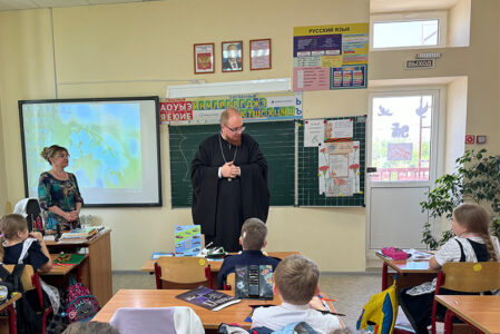 Настоятель Пантелеимоновского храма г. Батайска провел беседу с учениками начальной школы №1 г. Батайска