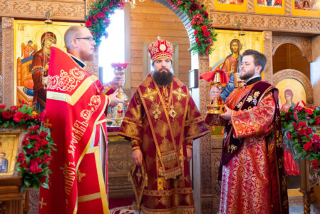 Во вторник Светлой седмицы епископ Таганрогский Артемий совершил Божественную литургию в Пантелеимоновском храме города Батайска