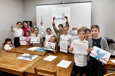 Сегодня в воскресной школе Пантелеимоновского храма г. Батайска дети молились, трапезничали, изучали Закон Божий, смотрели полезные видео и занимались творчеством.