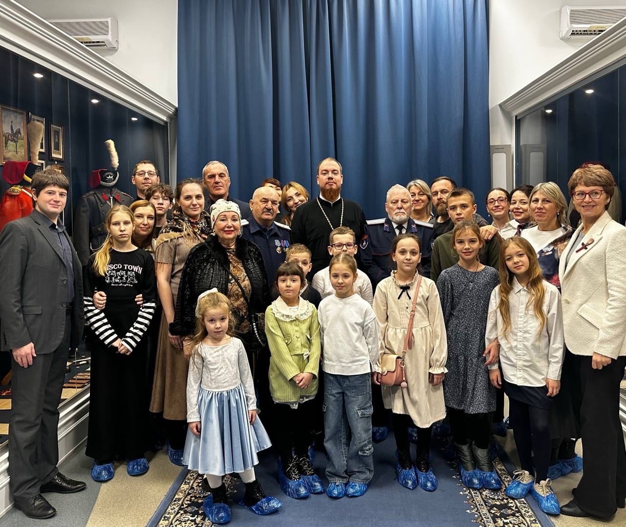 Воспитанники воскресной школы Пантелеимоновского храма г. Батайска посетили выставку «Донская казачья гвардия»