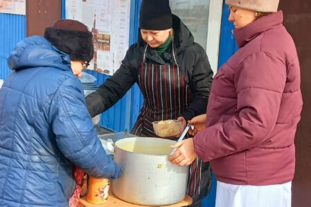 В день примирения и подготовки к Великому посту сестры милосердия Пантелеимоновского храма накормили горячим питанием 26 нуждающихся на территории храма.
