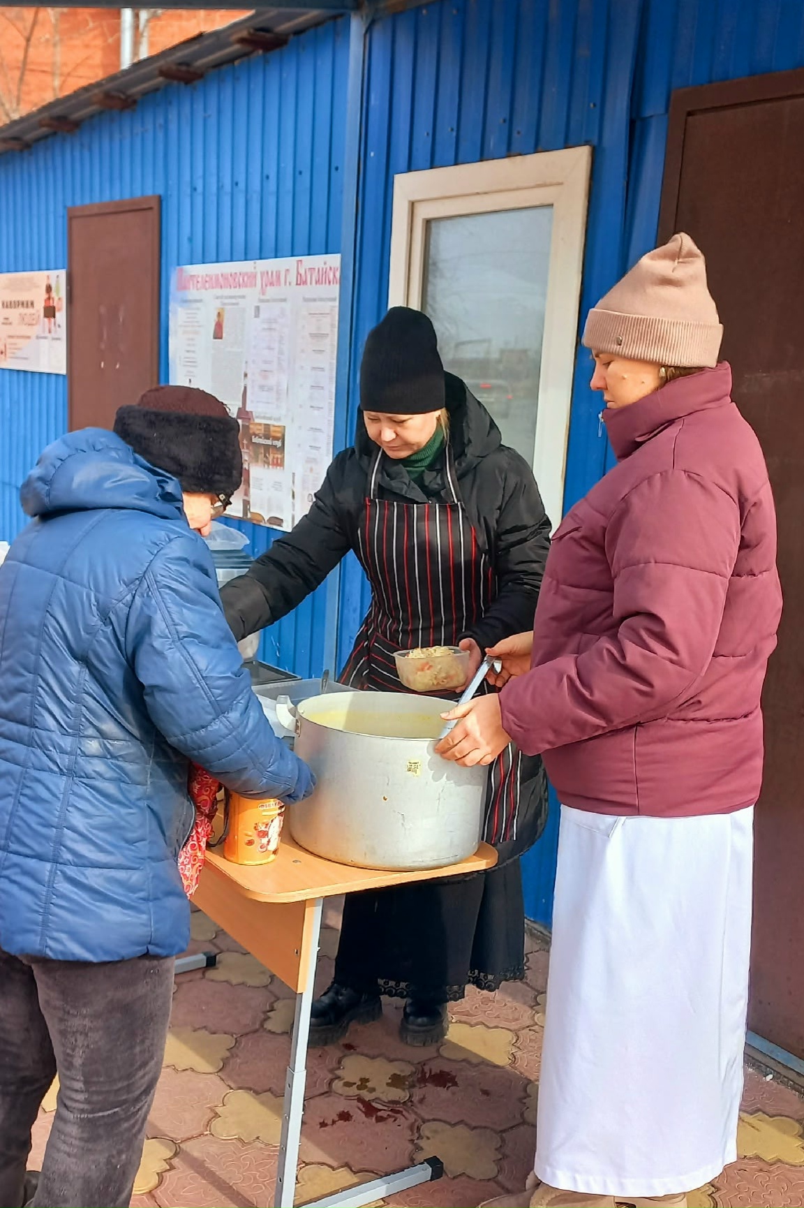 В день примирения и подготовки к Великому посту сестры милосердия Пантелеимоновского храма накормили горячим питанием 26 нуждающихся на территории храма.