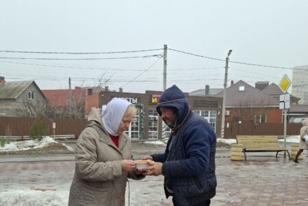 В праздник Сретения Господня, сестры милосердия Пантелеимоновского храма г. Батайска по доброй традиции послужили тем, кто особенно нуждается в заботе и поддержке. В этот день 28 человек получили горячую пищу и частичку сердечного тепла.