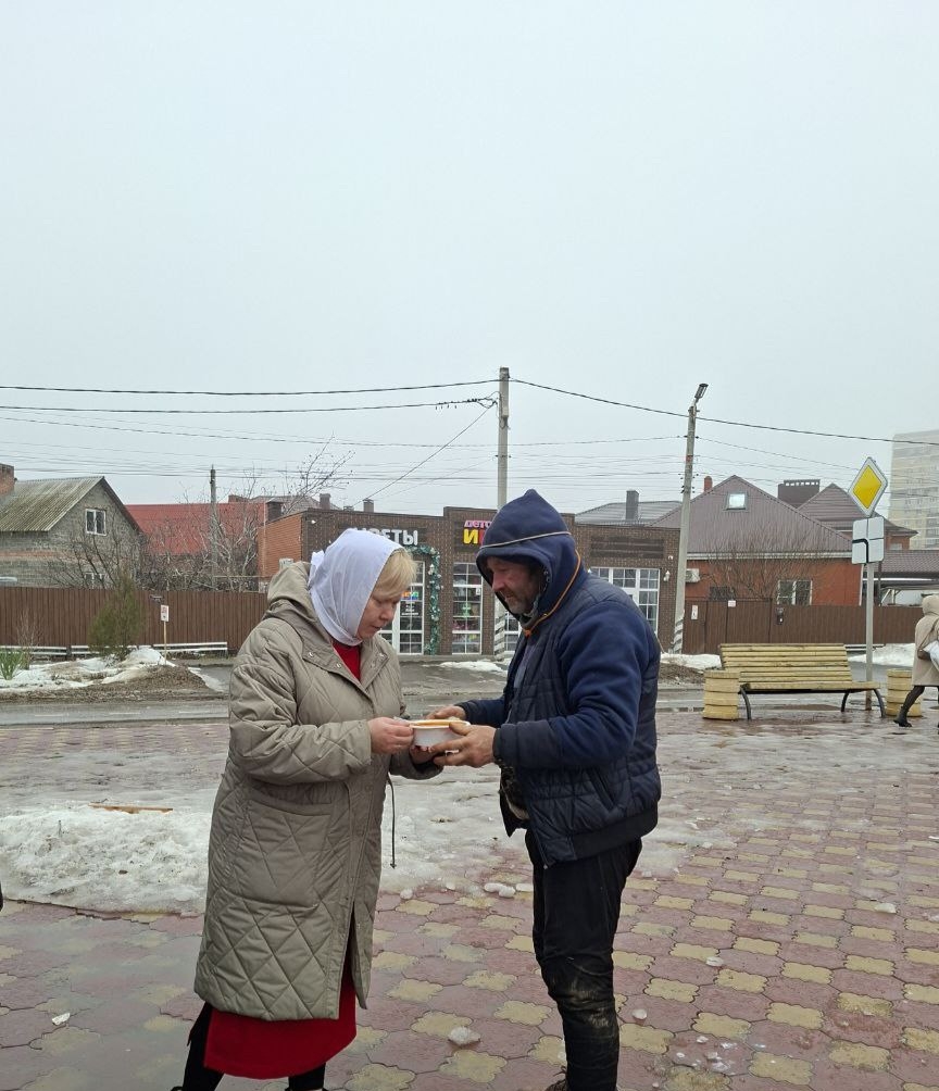 В праздник Сретения Господня, сестры милосердия Пантелеимоновского храма г. Батайска по доброй традиции послужили тем, кто особенно нуждается в заботе и поддержке. В этот день 28 человек получили горячую пищу и частичку сердечного тепла.