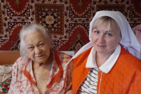 Сестры милосердия доставли на дом продуктовые наборы подопечным прихода