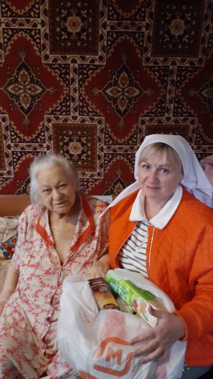 Сестры милосердия доставли на дом продуктовые наборы подопечным прихода