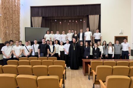 Настоятель Пантелеимоновского храма города Батайска встретился учениками 11-го класса МБОУ СОШ №4