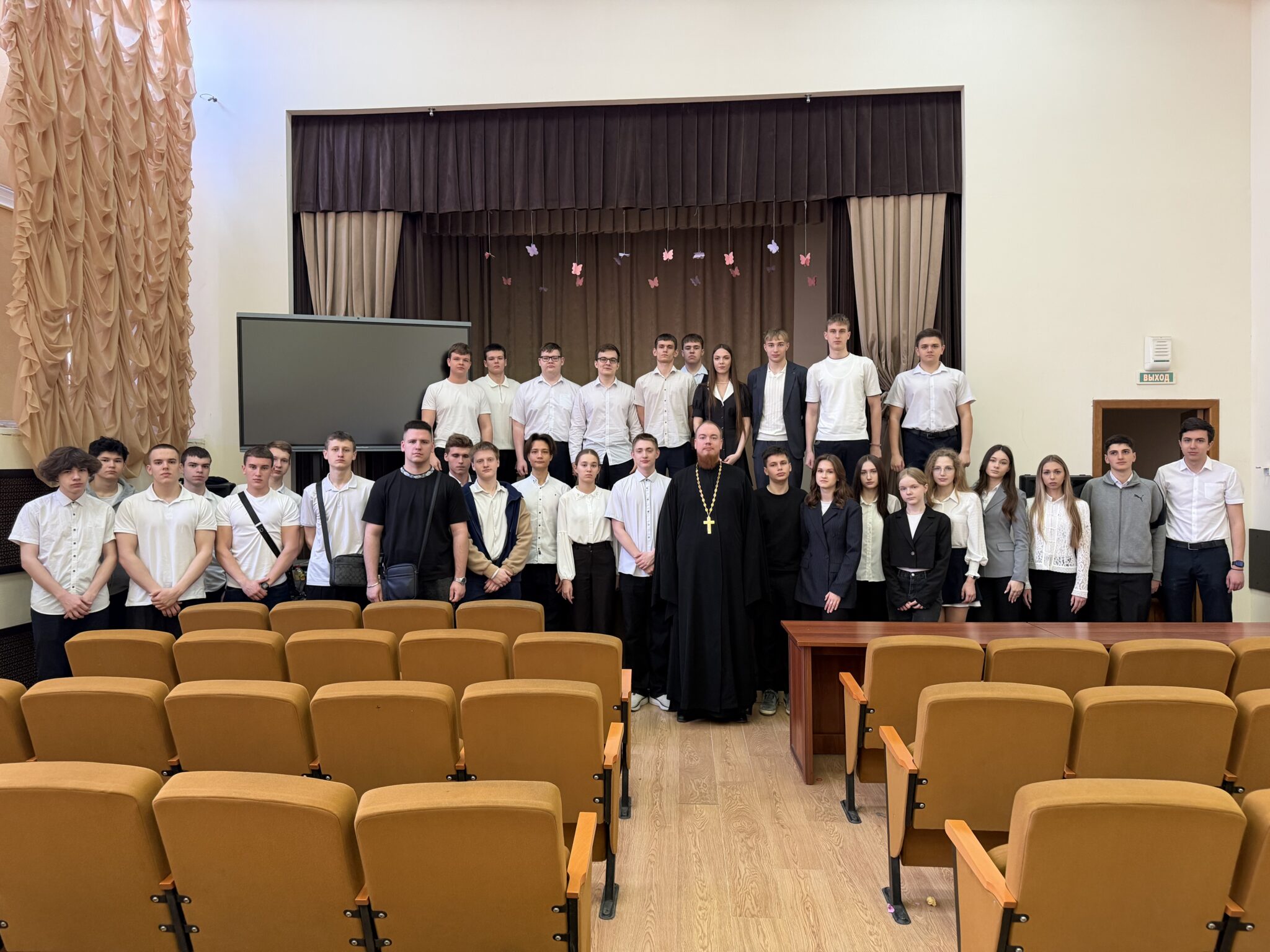 Настоятель Пантелеимоновского храма города Батайска встретился учениками 11-го класса МБОУ СОШ №4