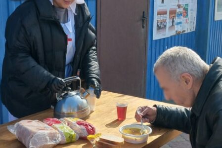 В день обретения мощей блаженной Матроны Московской, сестры милосердия Пантелеимоновского храма накормили горячим питанием 26 нуждающихся.
