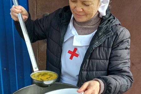 В день Торжества Православия сестры милосердия Пантелеимоновского храма вновь послужили ближним — на территории храма накормили горячим питанием 27 нуждающихся.