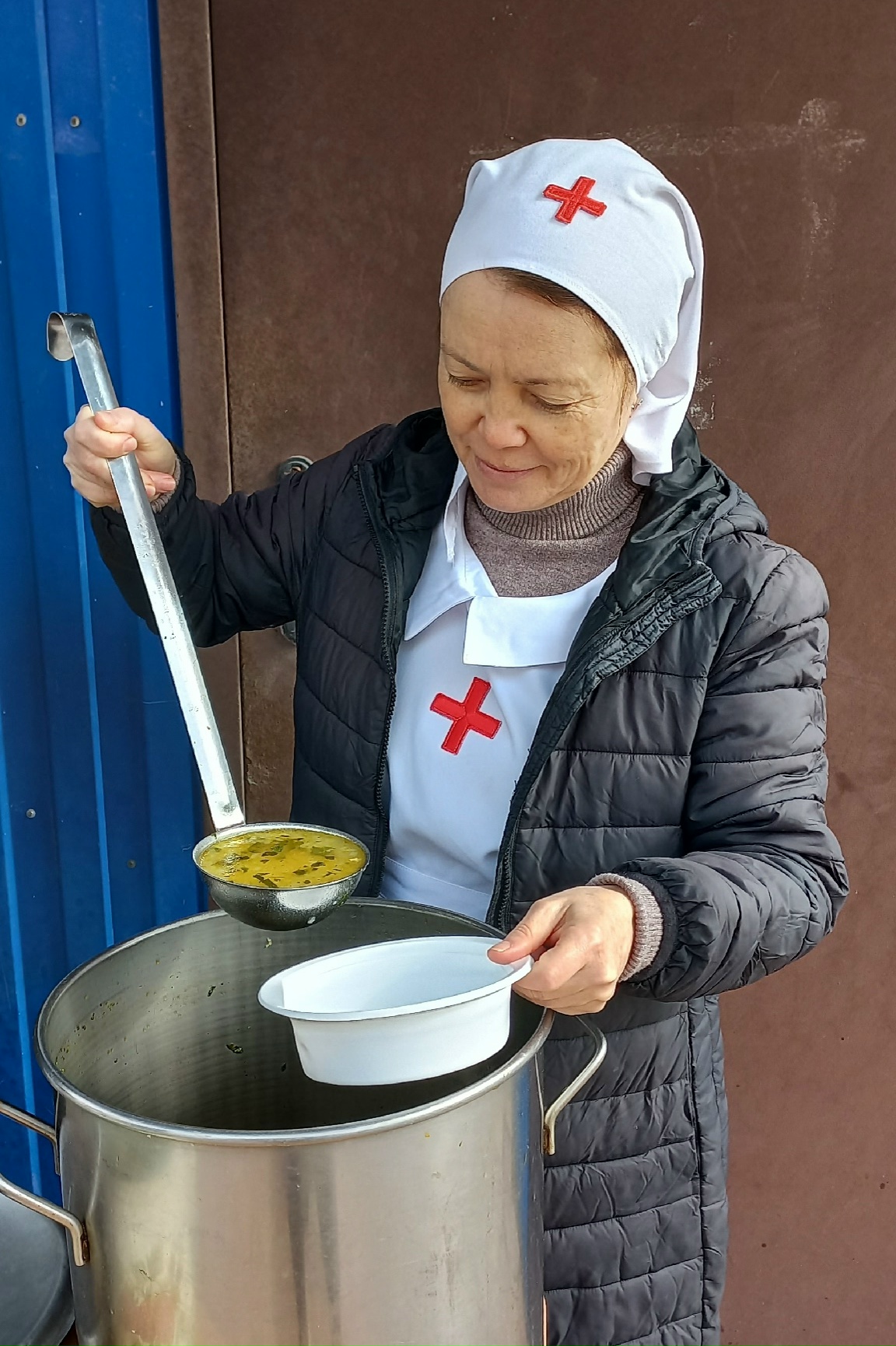 В день Торжества Православия сестры милосердия Пантелеимоновского храма вновь послужили ближним — на территории храма накормили горячим питанием 27 нуждающихся.