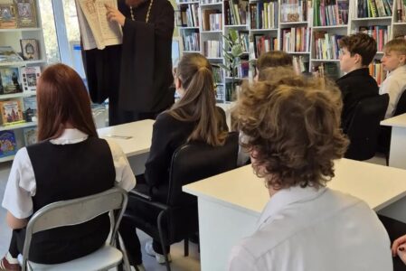 Настоятель Пантелеимоновского храма города Батайска встретился учениками 11-го класса МБОУ СОШ №5