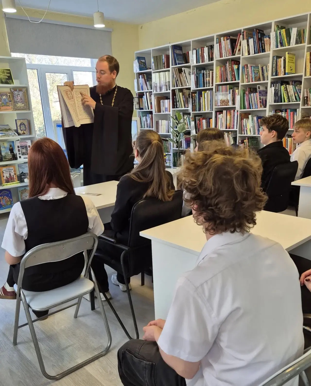 Настоятель Пантелеимоновского храма города Батайска встретился учениками 11-го класса МБОУ СОШ №5