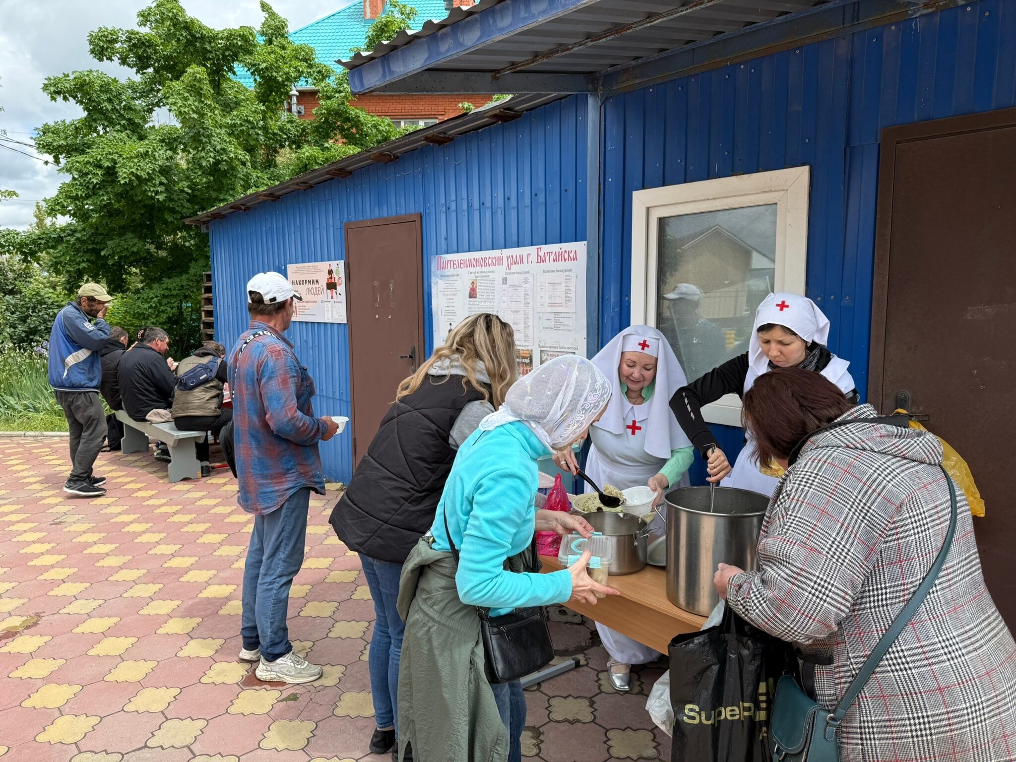 Воскресное еженедельное кормление нуждающихся Пантелеимоновского храма