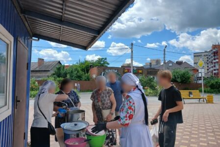 21 июня 2026 года на территории Пантелеимоновского храма города Батайска прошло еженедельное воскресное кормление нуждающихся