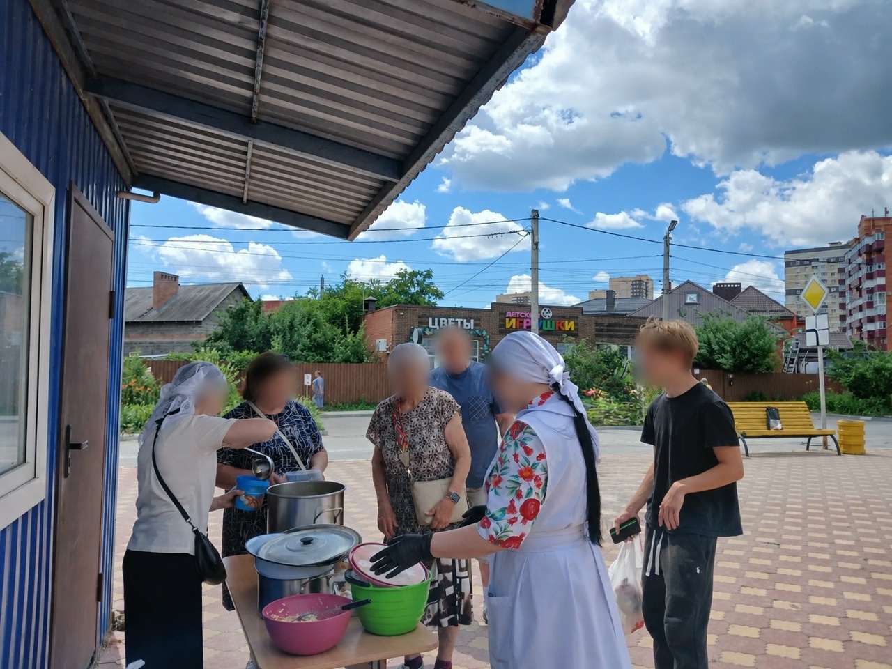 21 июня 2026 года на территории Пантелеимоновского храма города Батайска прошло еженедельное воскресное кормление нуждающихся