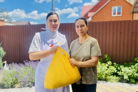 В июне сестры милосердия и волонтеры Пантелеимоновского храма города Батайска развезли продуктовую помощь подопечным прихода