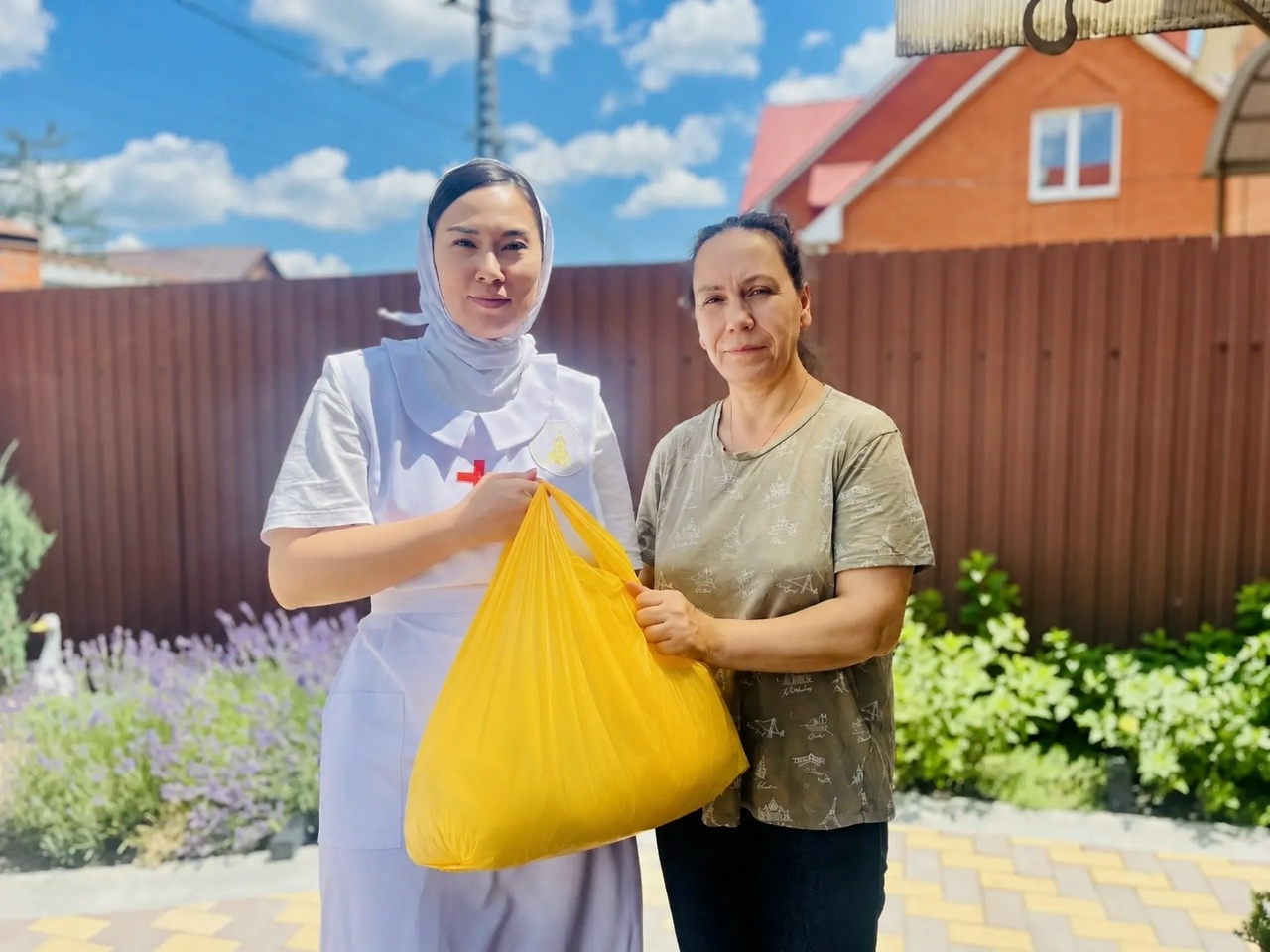 В июне сестры милосердия и волонтеры Пантелеимоновского храма города Батайска развезли продуктовую помощь подопечным прихода